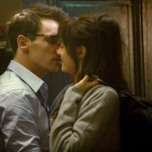 Jonathan Rhys Meyers e Kasia Smutniak in un'immagine romantica dal film From Paris with Love