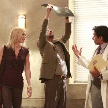 Past Life: Kelli Giddish, Richard Schiff e Ravi Patel in una scena dell'episodio Soul Music