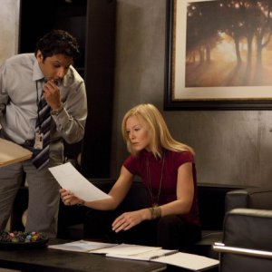 Past Life: Ravi Patel e Kelli Giddish nell'episodio Dead Man Talking