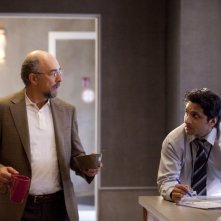 Past Life: Ravi Patel e Richard Schiff in una scena dell'episodio Dead Man Talking