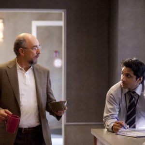Past Life: Ravi Patel e Richard Schiff in una scena dell'episodio Dead Man Talking