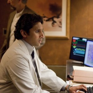 Past Life: Ravi Patel e Richard Schiff nell'episodio Dead Man Talking