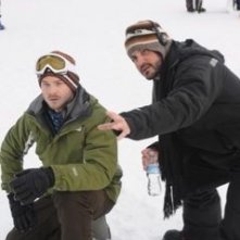 Shawn Ashmore e il regista Adam Green sul set del film Frozen