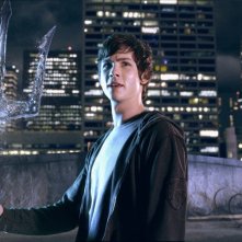 Percy (Logan Lerman) con il tridente di Poseidone in una scena del film Percy Jackson e gli dei dell'Olimpo: Il ladro di fulmini