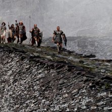 Perseo Sam Worthington E I Suoi Guerrieri Discendono Un Pendio Roccioso Nel Film Clash Of The Titans 146272