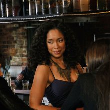 Bree (Gina Torres) parla con Damon (Ian Somerhalder) ed Elena (Nina Dobrev) nell'episodio Bloodlines