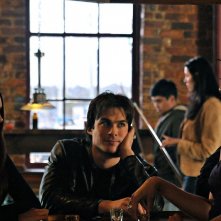 Damon (Ian Somerhalder) porta Elena (Nina Dobrev) a conoscere una sua vecchia amica (Gina Torres) nell'episodio Bloodlines di The Vampire Diaries