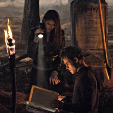 Elena Nina Dobrev E Stefan Paul Wesley Cercano Il Grimorio Nell Episodio Children Of The Damned Di The Vampire Diaries 146321
