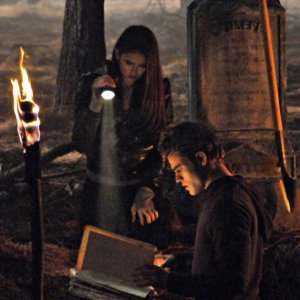 Elena (Nina Dobrev) e Stefan (Paul Wesley) cercano il Grimorio nell'episodio Children of the Damned di The Vampire Diaries