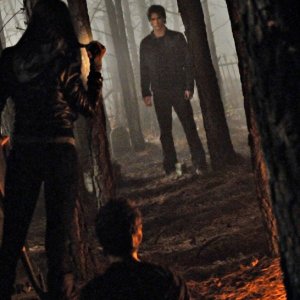 Elena (Nina Dobrev), Stefan (Paul Wesley) e Damon (Ian Somerhalder) al cimitero di Mystic Falls nell'episodio Children of the Damned di The Vampire Diaries