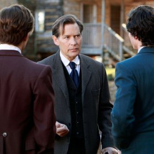 Giuseppe Salvatore (James Remar) mette in guardia i figli (Ian Somerhalder e Paul Wesley) dai vampiri nell'episodio Children of the Damned