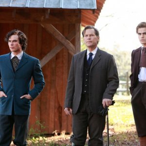 I fratelli Salvatore (Ian Somerhalder e Paul Wesley) e il loro padre Giuseppe (James Remar) in un momento del passato nell'episodio Children of the Damned  di The Vampire Diaries
