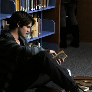 Jeremy (Steven R. McQueen) fa una ricerca in biblioteca nell'episodio Bloodlines di The Vampire Diaries