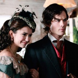 Katherine (Nina Dobrev) a braccetto con Damon (Ian Somerhalder) in una scena dell'episodio Children of the Damned