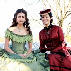 Katherine (Nina Dobrev) assieme all'amica Pearl (Kelly Hu) nell'episodio Children of the Damned di The Vampire Diaries