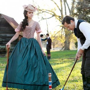 Katherine (Nina Dobrev) e Giuseppe Salvatore (James Remar) giocano a cricket, nel passato dell'episodio Children of the Damned  di The Vampire Diaries