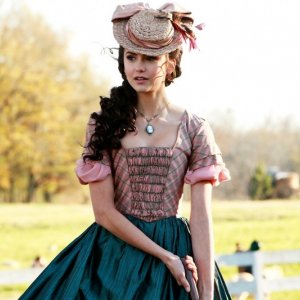 Katherine (Nina Dobrev) gioca a cricket in una scena del passato nell'episodio Children of the Damned di Vampire Diaries