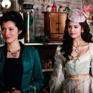 Kelly Hu e Nina Dobrev in una scena nell'episodio Children of the Damned di Vampire Diaries
