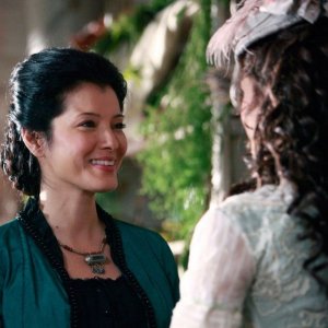 Kelly Hu sorride a Nina Dobrev in una scena nell'episodio Children of the Damned di Vampire Diaries