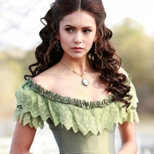 Nina Dobrev è la diabolica Katherine in una scena del passato dell'episodio Children of the Damned di The Vampire Diaries