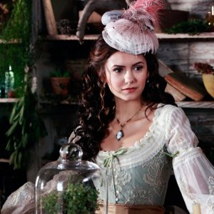 Nina Dobrev interpreta Katherine in un flashback del passato nell'episodio Children of the Damned di The Vampire Diaries