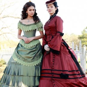 Nina Dobrev recita con Kelly Hu in una sequenza dell'episodio Children of the Damned di Vampire Diaries