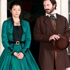 Pearl (Kelly Hu) e Johnathan Gilbert (Joe Knezevich) nel lontano 1864 nell'episodio Children of the Damned di Vampire Diaries