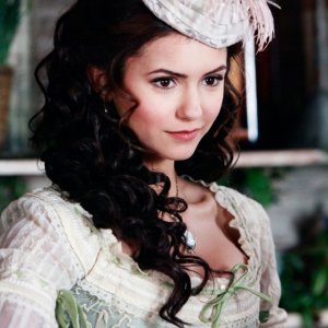 Un primo piano di Katherine (Nina Dobrev) nell'episodio Children of the Damned di Vampire Diaries