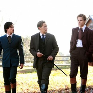 Una sequenza del passato con Giuseppe Salvatore (James Remar) e i figli (Ian Somerhalder e Paul Wesley) dell'episodio Children of the Damned
