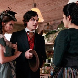 Una sequenza del passato con Katherine (Nina Dobrev), Damon (Ian Somerhalder) e Pearl (Kelly Hu) in Children of the Damned