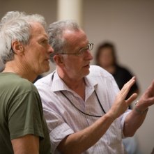 Il Regista Clint Eastwood E Il Direttore Della Fotografia Tom Stern Sul Set Di Invictus 146403