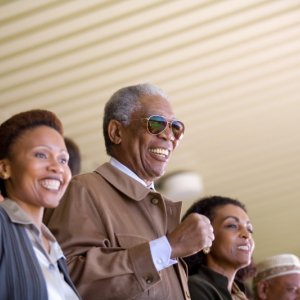Leleti Khumalo, Morgan Freeman e Adjoa Andoh in una scena del film Invictus