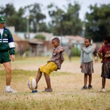 Ryan Scott e i bambini sudafricani in una scena del film Invictus