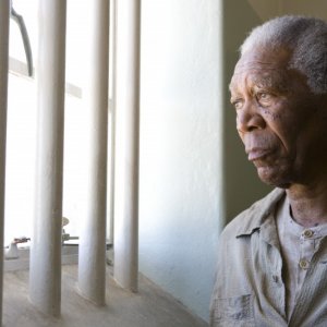 Un primo piano di Morgan Freeman dal film Invictus