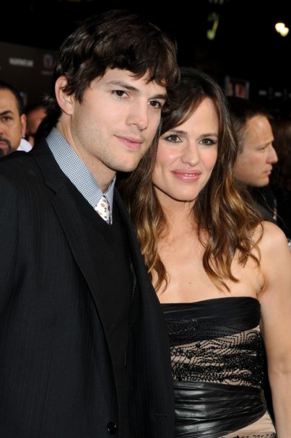 Ashton Kutcher e Jennifer Garner posano per i fotografi alla premiere