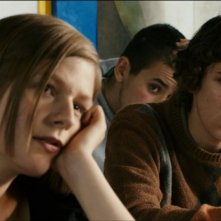 Alice Trémolière e Vincent Lacoste, adolescenti alle prese coi primi baci nel film Les beaux gosses (2009)