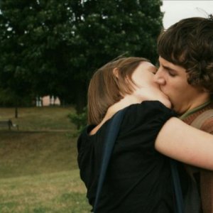 Alice Trémolière e Vincent Lacoste in una scena del film Les beaux gosses (2009)