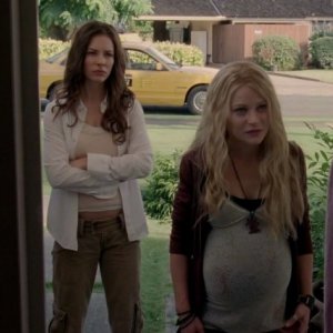 Evangeline Lilly e Emilie de Ravin in una scena di What Kate Does dalla sesta stagione di Lost