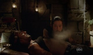 Hiroyuki Sanada e Naveen Andrews in una scena di What Kate Does dalla sesta stagione di Lost