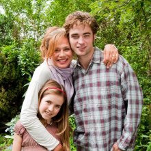 Lena Olin, Ruby Jerins e Robert Pattinson in un'immagine promozionale per il film Remember Me