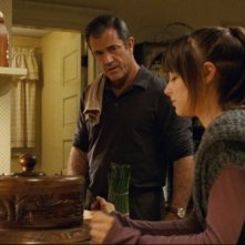 Mel Gibson e Bojana Novakovic in un'immagine del film Fuori controllo
