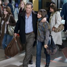 Mel Gibson e Bojana Novakovic in una scena del film Fuori controllo