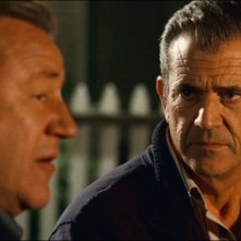 Ray Winstone e Mel Gibson in una sequenza del film Fuori controllo