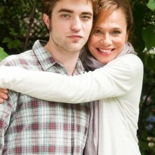 Robert Pattinson e Lena Olin posano per una foto promozionale del film Remember Me