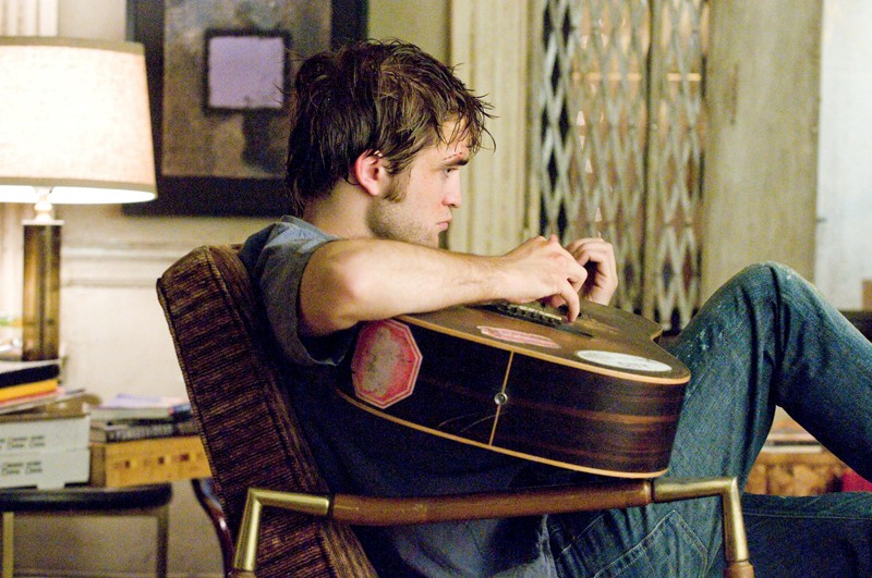 Robert Pattinson Suona La Chitarra In Una Sequenza Di Remember Me 146571