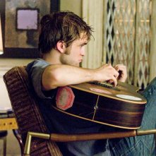 Robert Pattinson Suona La Chitarra In Una Sequenza Di Remember Me 146571