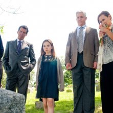 Tyler (Robert Pattinson), Charles (Pierce Brosnan), Caroline (Ruby Jerins), Les (Gregory Jbara) e Diane (Lena Olin) nel film Remember Me