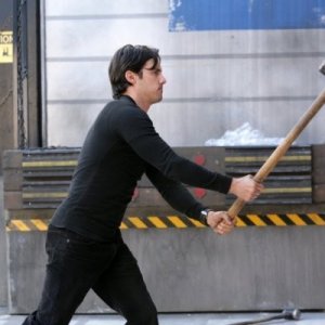 Milo Ventimiglia in una scena di The Wall, dalla quarta stagione di Heroes
