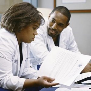Chandra Wilson e Jason George in una scena di I Like You So Much Better When You're Naked dalla sesta stagione di Grey's Anatomy