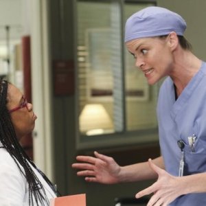 Chandra Wilson e Missi Pyle in una scena di The Time Warp dalla sesta stagione di Grey's Anatomy